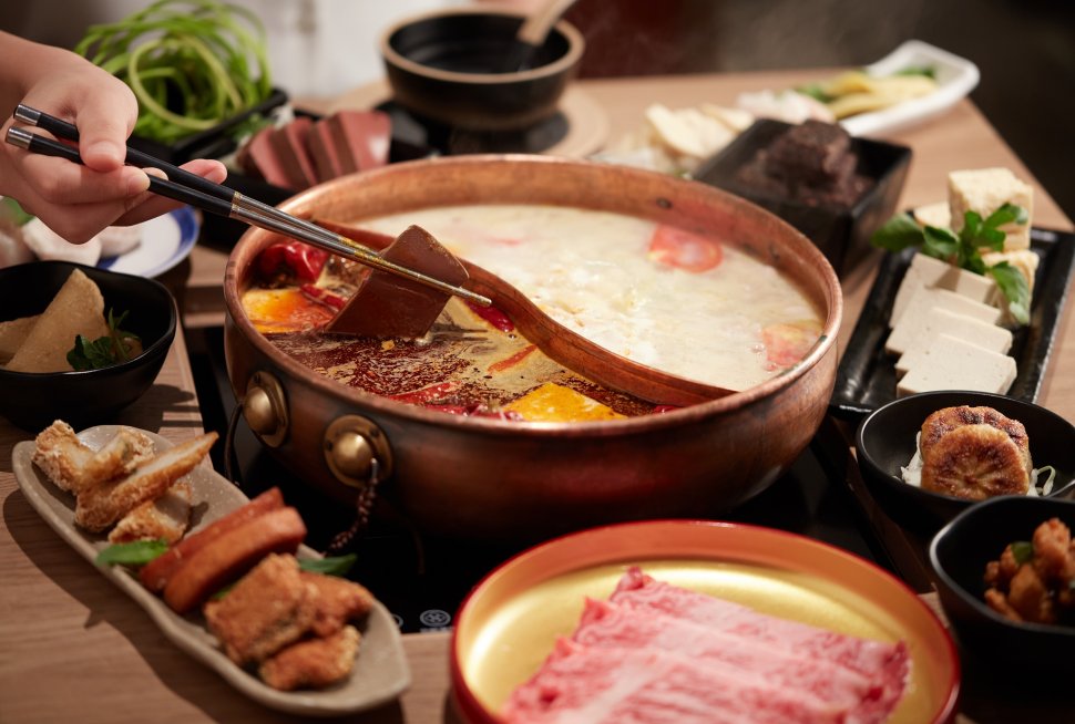 情人節訂位last call: 犇殿⼆⼈火鍋套餐 $898!  任食M9和⽜+⽇本和⽜⼼形蛋糕