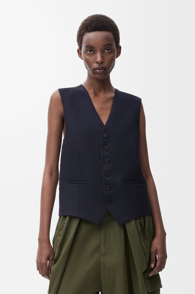LOEWE背心推薦2025｜夏天穿搭必備極簡風LOEWE背心！aespa Giselle/Hailey Bieber都在穿